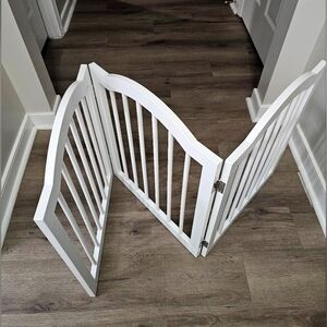 Foldable 3 panel dog gate for the house